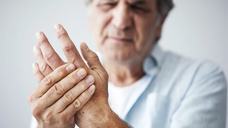 Stock and pain in arthrosis of the joints of the hands